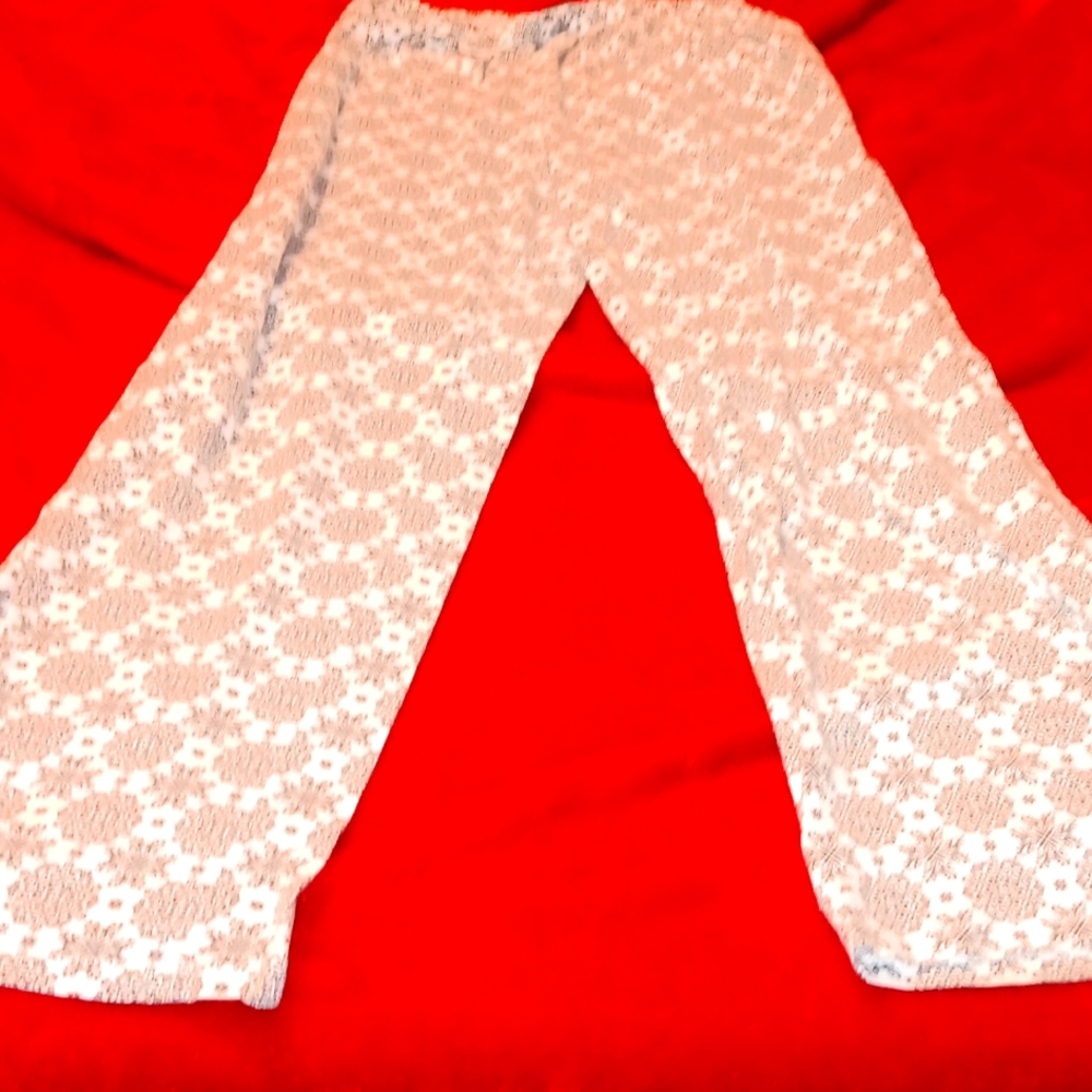 Black and white snowflake printed pajama pant.